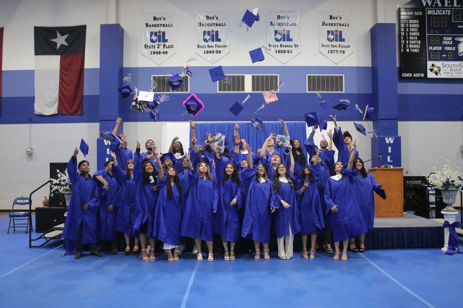 Twentyeight cross stage for Waelder ISD graduation The Gonzales Inquirer